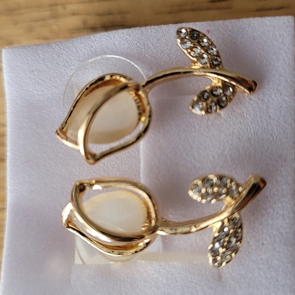 Earrings stud gold tone tulips - Picture 1 of 3